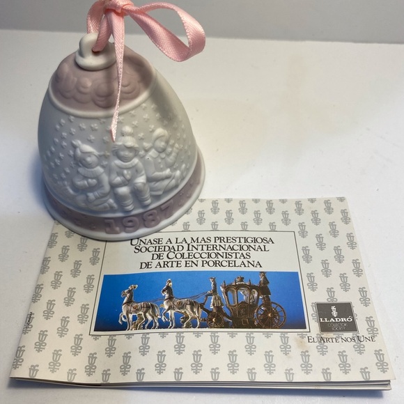 Lladro 1987 First Annual Porcelain Christmas Bell Children in the Snow with Box - Picture 2 of 6